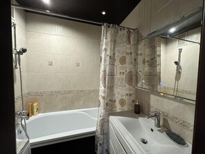 Apartamento clásico | Baño | Bañera, artículos de higiene personal gratuitos y secador de pelo