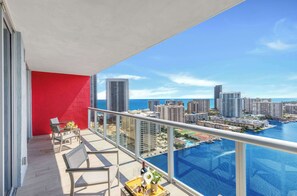 Property grounds - Infinite View| Balcony | Pool + Gym + Near Beach (Hallandale Beach)