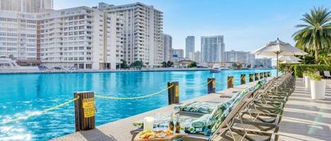 حمّام سباحة لا متناهي