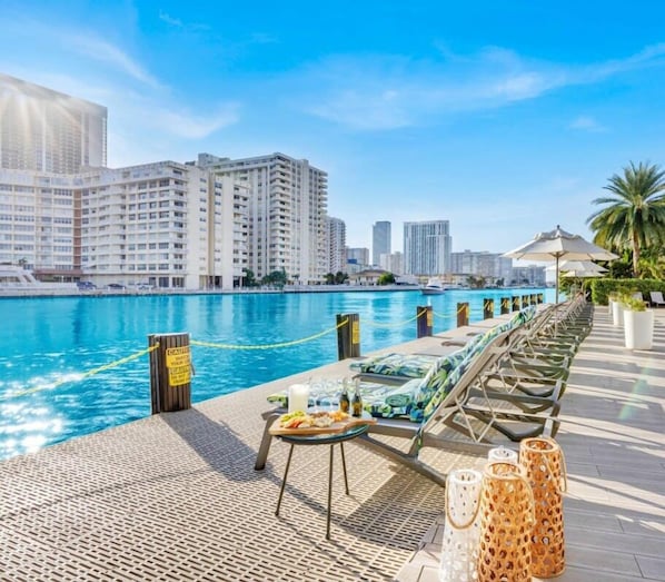 An infinity pool - Infinite View| Balcony | Pool + Gym + Near Beach (Hallandale Beach)