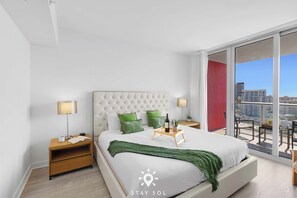 2 bedrooms, desk, iron/ironing board, travel cot - Infinite View| Balcony | Pool + Gym + Near Beach (Hallandale Beach)