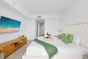 2 bedrooms, desk, iron/ironing board, travel cot - Infinite View| Balcony | Pool + Gym + Near Beach (Hallandale Beach)