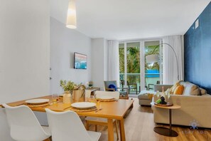 TV, offices - Apartment w/ Balcony+ Pool+ Near Beach (Hallandale Beach)