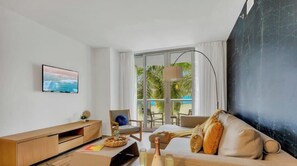 TV, offices - Apartment w/ Balcony+ Pool+ Near Beach (Hallandale Beach)