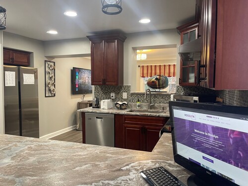 Newly Renovated Modern & Cozy Townhome conveniently located in Rosslyn - Parking