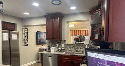 Newly Renovated Modern & Cozy Townhome conveniently located in Rosslyn - Parking