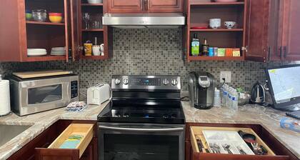 Newly Renovated Modern & Cozy Townhome conveniently located in Rosslyn - Parking