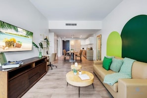 TV, offices - Modern Luxury Apt - Costa Hollywood (Hollywood)