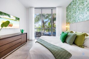 2 habitaciones, escritorio y tabla de planchar con plancha 