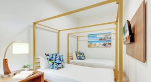 Une chambre avec un lit à baldaquin, un bureau avec une lampe et un tableau au mur.