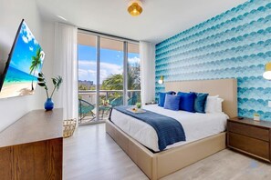 2 habitaciones, escritorio y tabla de planchar con plancha 