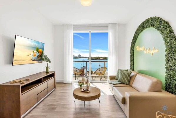 Televisión y oficina 