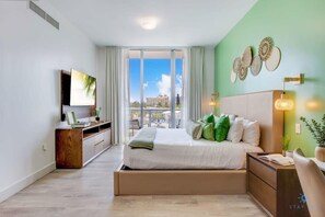 1 habitación, escritorio, tabla de planchar con plancha y cuna de viaje 