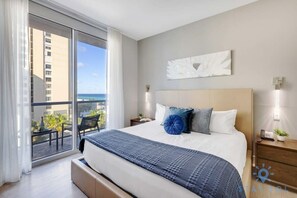 1 chambre, bureau, fer et planche à repasser, lit parapluie