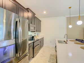 Ofen, Herdplatte, Geschirrspüler, Wasserkocher mit Kaffee-/Teezubehör