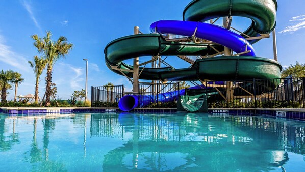 Un parc aquatique avec plusieurs toboggans et une piscine.