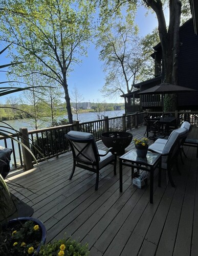 Beautiful 4 Bedroom River Front House in Downtown