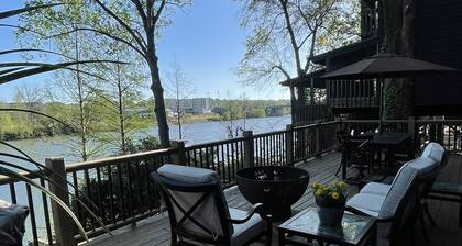 Beautiful 4 Bedroom River Front House in Downtown