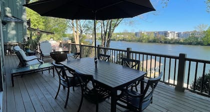 Beautiful 4 Bedroom River Front House in Downtown