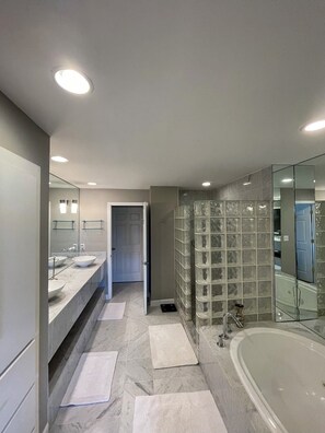 Combined shower/bathtub, jetted bath, hair dryer, towels