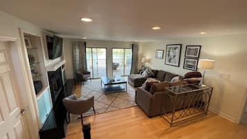 Smart TV, chimenea y tenis de mesa