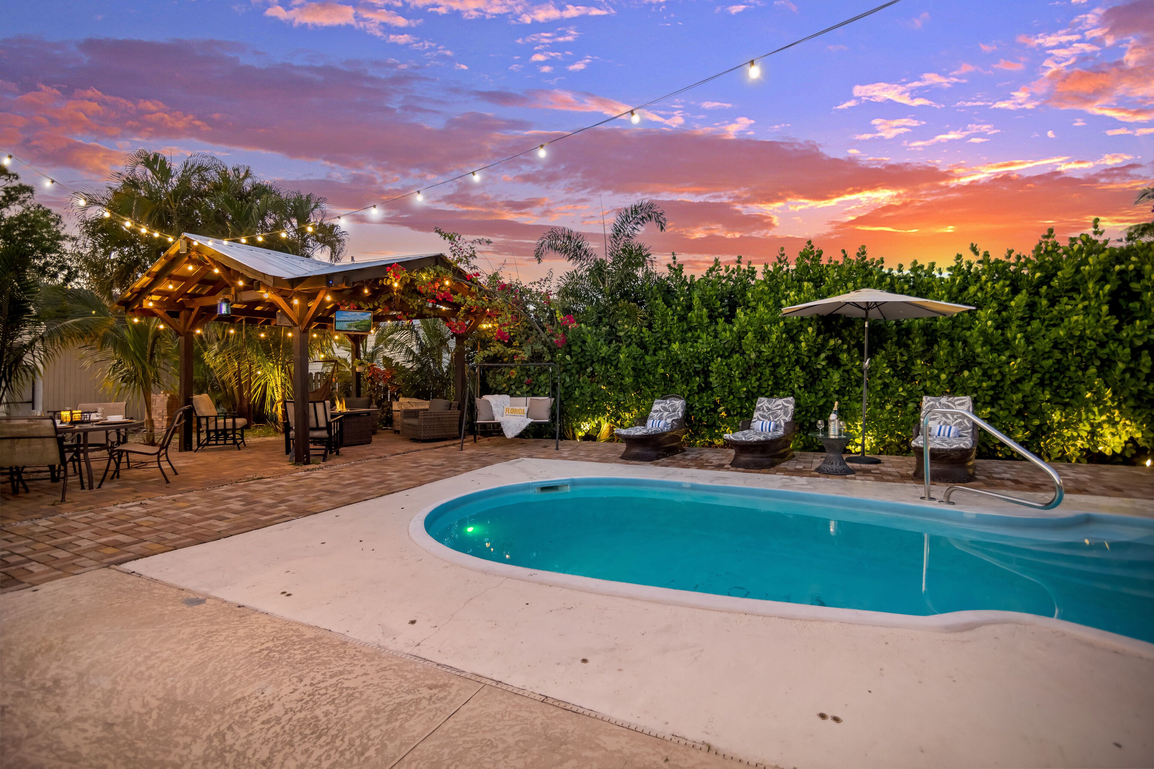 Heated Pool / Game Room / 5+ Beds / Pet OK