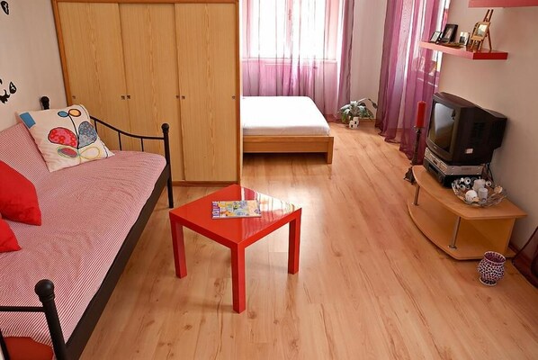 1 غرفة نوم ومكواة/لوح كي وملاءات أسرّة