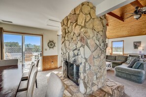 Smart TV, caminetto, lettore DVD, libri