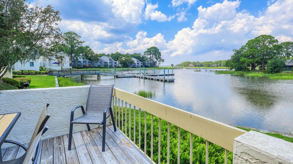 WATERFRONT LUXURY VILLA WITH DOCK, BEACH & PET-FRIENDLY HILTON HEAD