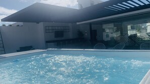A modern building with a swimming pool. - Big apt Downtown Santo Domingo - 202 (Santo Domingo)