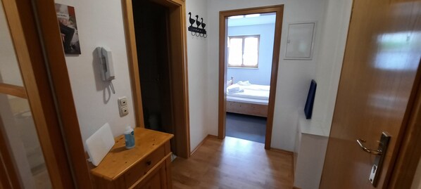 1 quarto, ferros/tábuas de passar roupa, berço de viagem