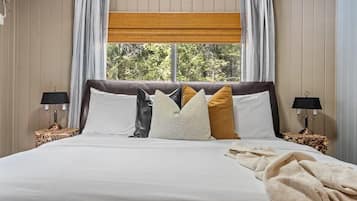 4 bedrooms, iron/ironing board, WiFi, bed sheets