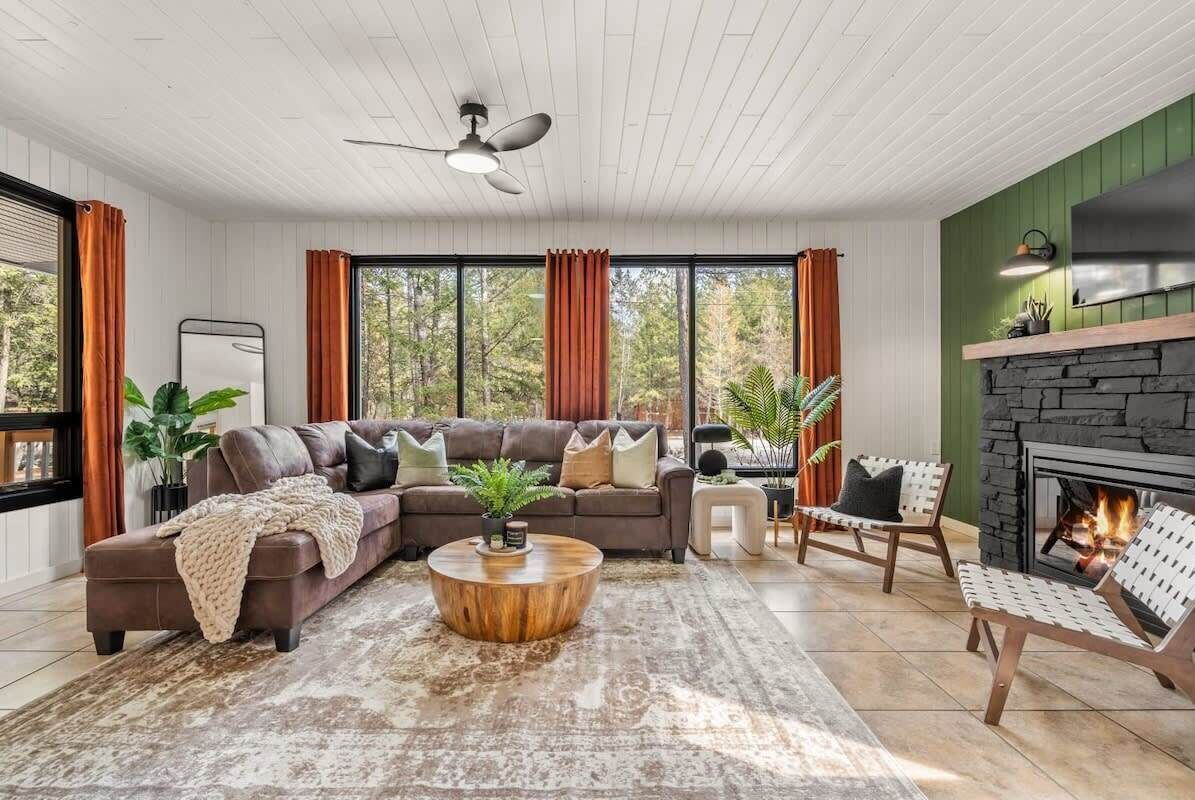 Televisie, een open haard en een kantoor