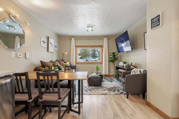 Televisión, chimenea, libros y oficina 