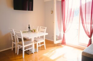 Appartement | Cuisine privée | Réfrigérateur, micro-ondes, four, plaque de cuisson