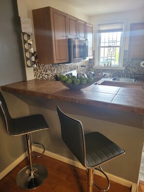 Refrigerador, microondas, horno y cafetera y tetera 