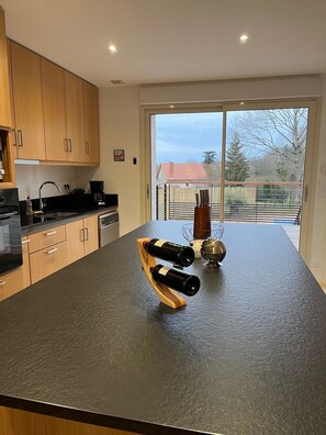 Fridge, microwave, oven, stovetop - Vacation home in Périgord (Bassillac et Auberoche)