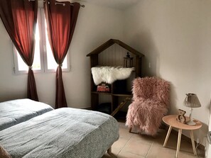 2 bedrooms, travel crib, bed sheets, wheelchair access