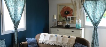 2-bedroom air-conditioned house with Jacuzzi, 5-minute walk from the beach.