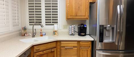 Réfrigérateur, four à micro-ondes, un four, surface de cuisson