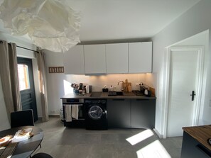 Réfrigérateur, four, plaque de cuisson, cafetière/bouilloire