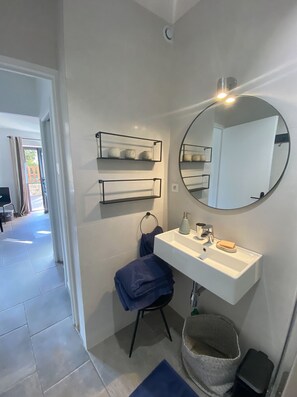 Ducha, toallas, jabón y papel higiénico