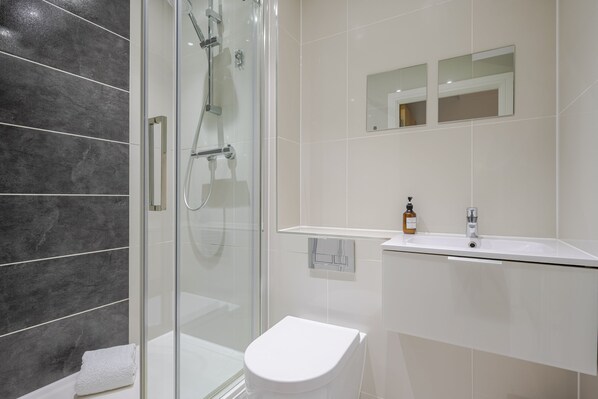 Apartment, Accessible, Private Bathroom | Bathroom - Parkway House (Chelmsford)