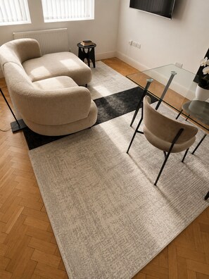 Appartement, accessible aux personnes à mobilité réduite, salle de bain privée | Bar-salon