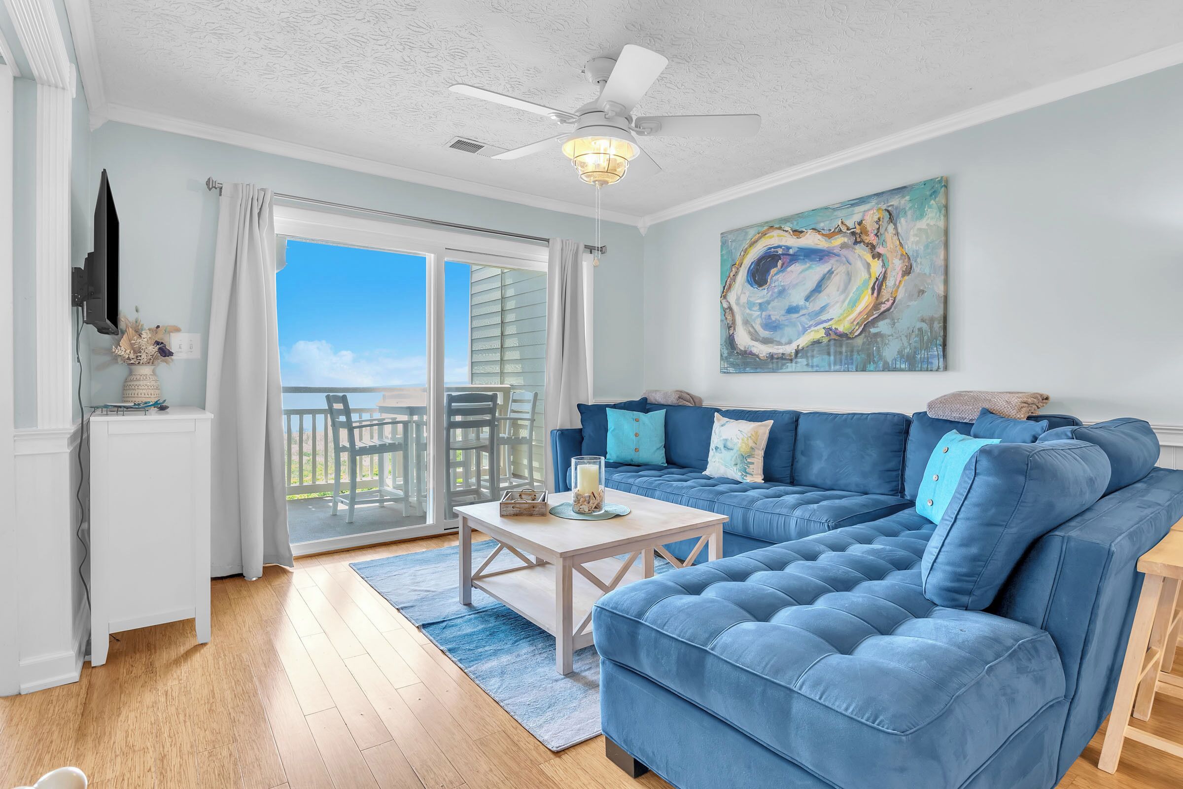 Fernseher, DVD-Player, Bücher, Videothek