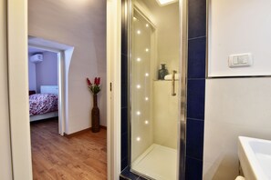 Shower, hair dryer, bidet, soap - A romantic terrace on the Badia (Catania)