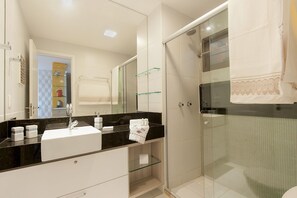 Lägenhet Deluxe | Badrum | Dusch och handdukar