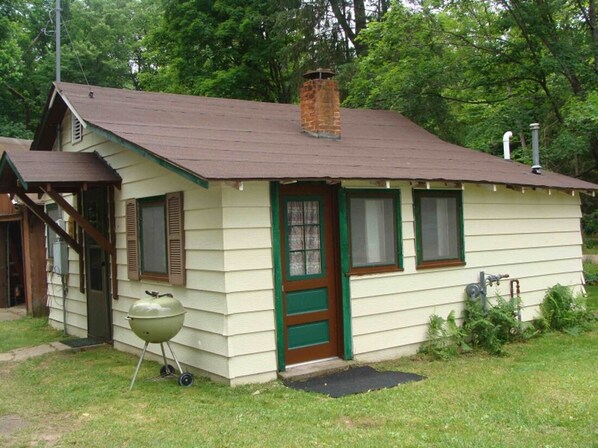 Exterior - On North Twin Lake- Northern Exposure Rentals "Minnow Bucket" (Phelps)