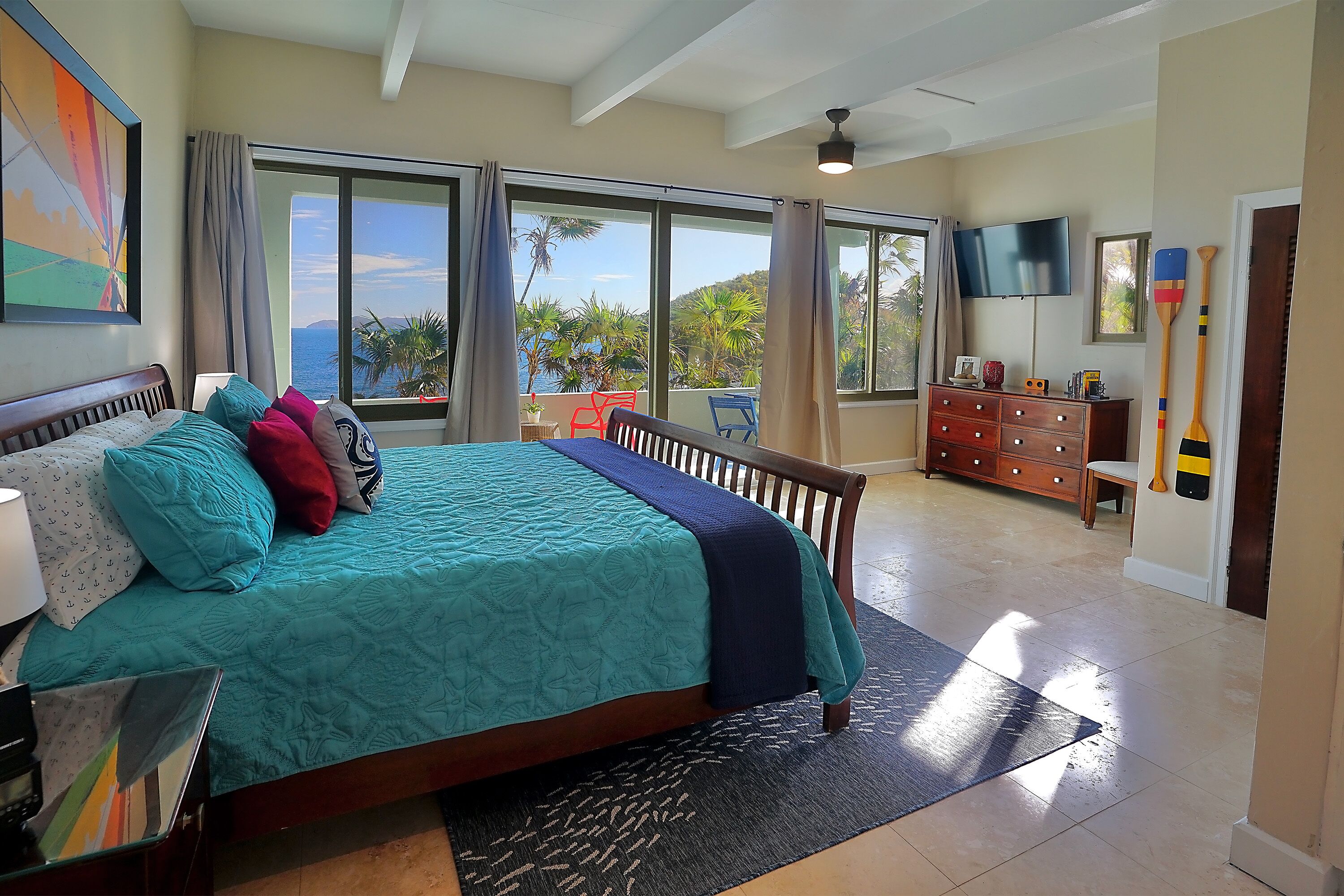 3 sovrum, värdeförvaringsskåp på rummet och skrivbord