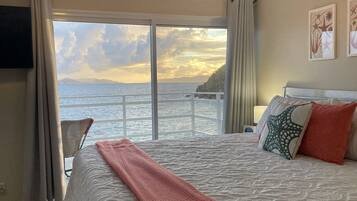 3 dormitorios, caja fuerte, escritorio y tabla de planchar con plancha